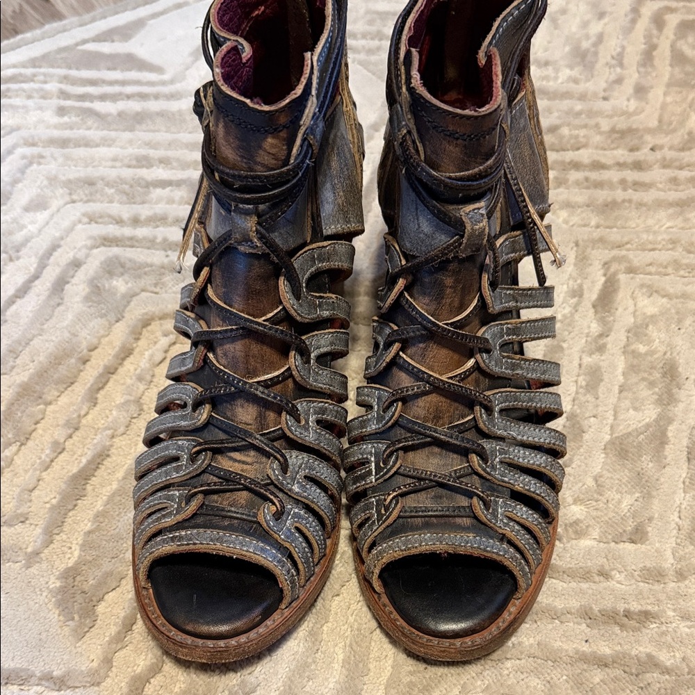 FREEBIRD Sandals sz 10 Weeze Ice grey and Brown